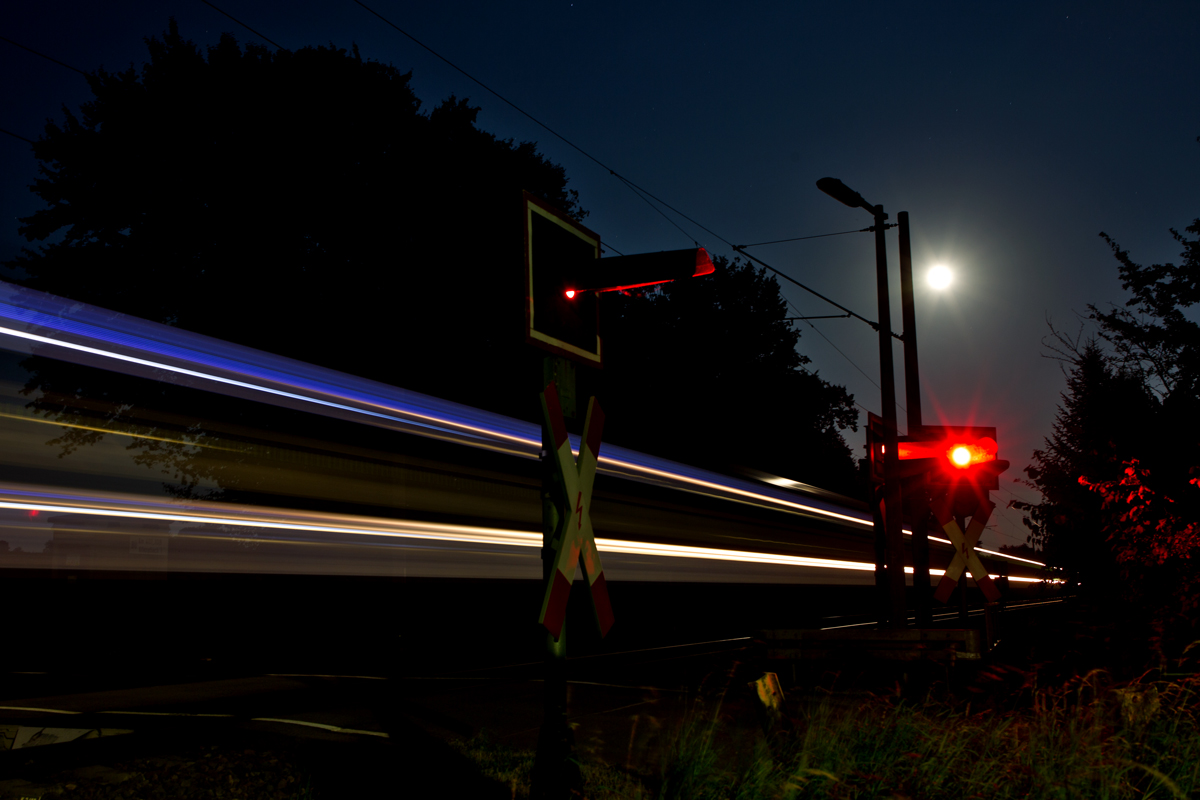 Ein Bahnübergang in Allensbach am Bodensee in der Vollmondnacht des 8.9.2014