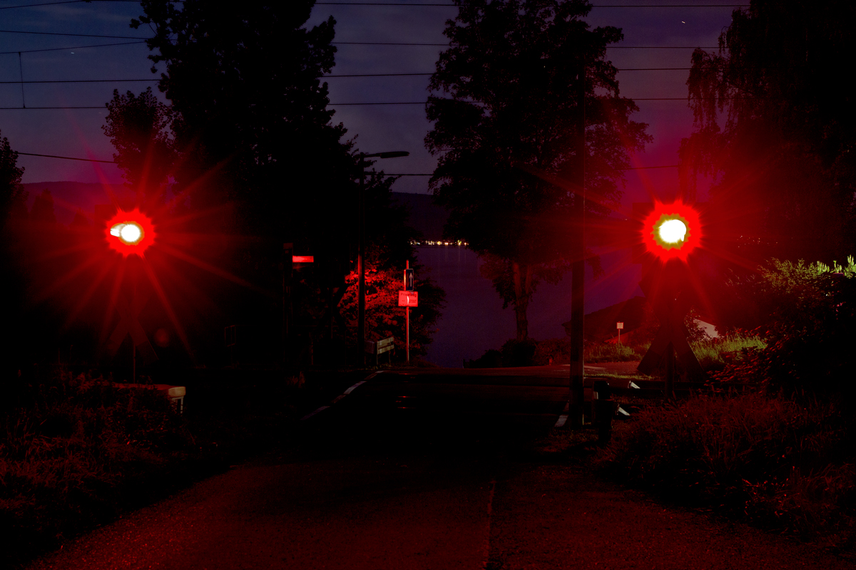 Ein Bahnübergang in Allensbach am Bodensee mit einem kleinem Blick auf die Fluten  am 8.9.2014