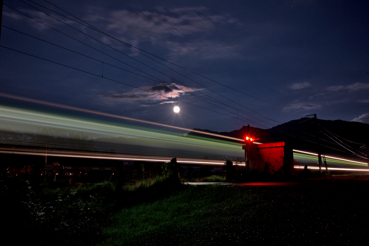 Ein Bahnübergang in Benken in der Mondnacht des 12.9.2014 