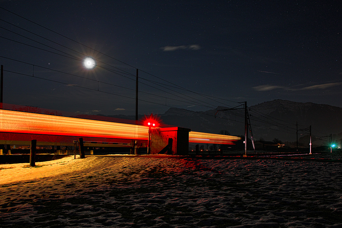 Ein Bahnübergang in Benken wenige Tage nach Vollmond.Bild vom 7.1.2015