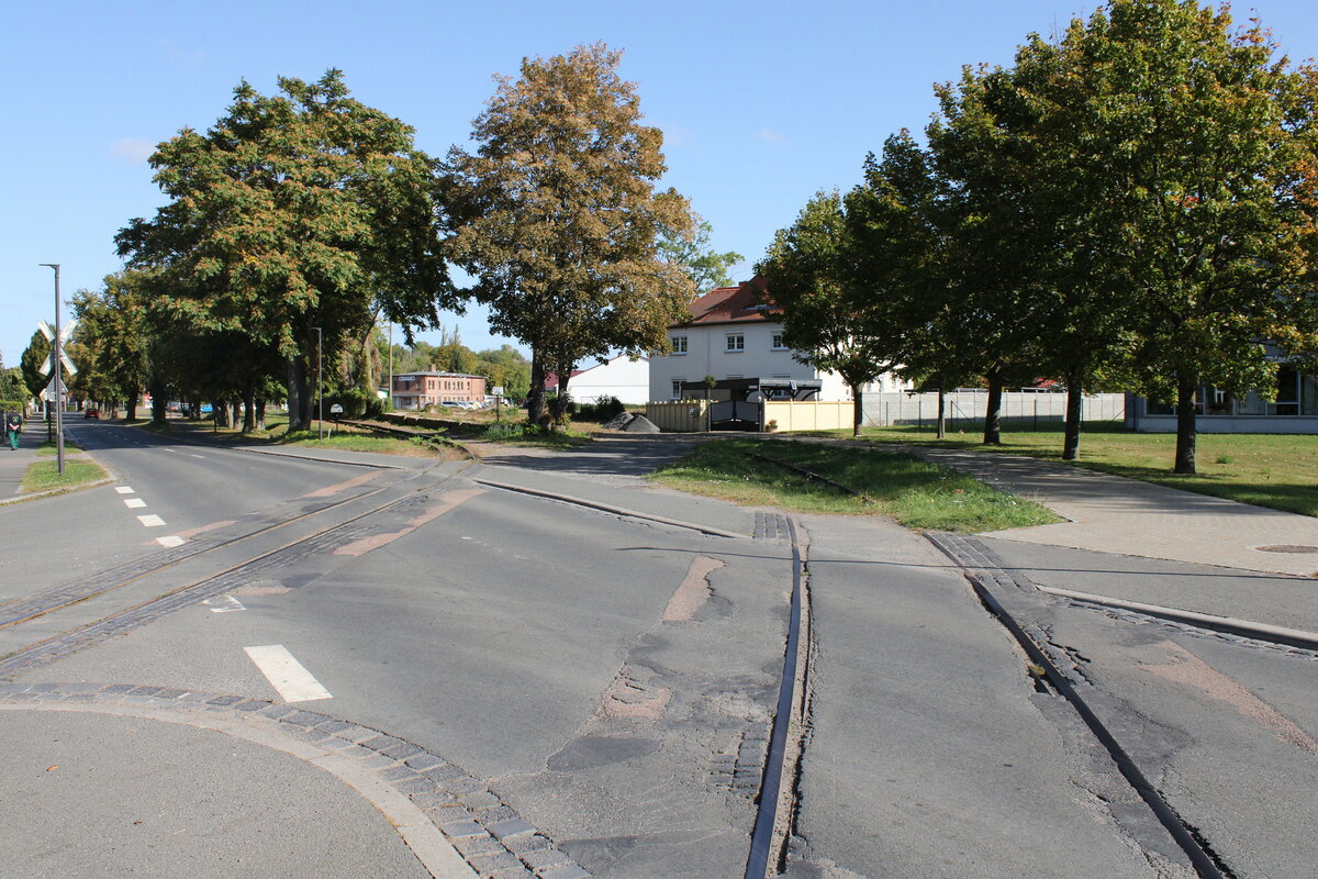 Ein Bahnübergang mit dem Gleis der Mansfelder Bergwerksbahn, kurz hinter dem Bahnhof Benndorf und einem ehem. Anschlussgleis, am 30.09.2023 in Klostermansfeld.