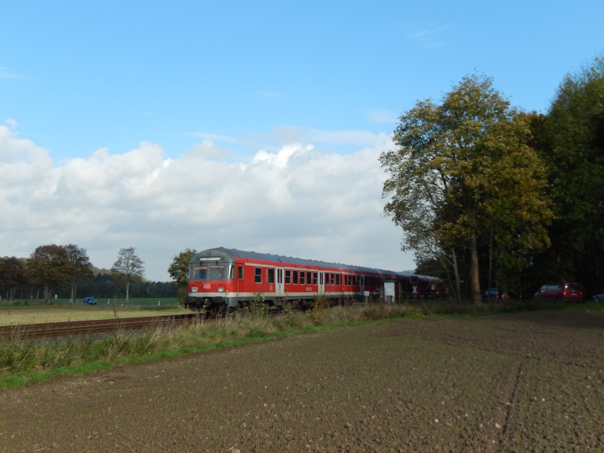 Ein Bahnübergang in der Nähe von Derneburg (bei Hildesheim). Schon von weitem konnte man, trotz angrenzender Autobahn, die Motorengeräusche der 218 hören. 17.10.2014
