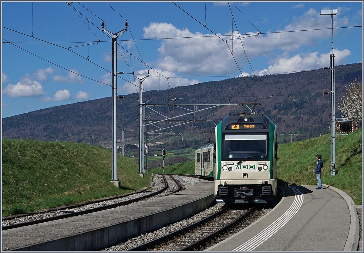 Ein BAM MBC Regionalzug von Bière nach Morges unterwegs erreicht Ballens.

10. April 2017