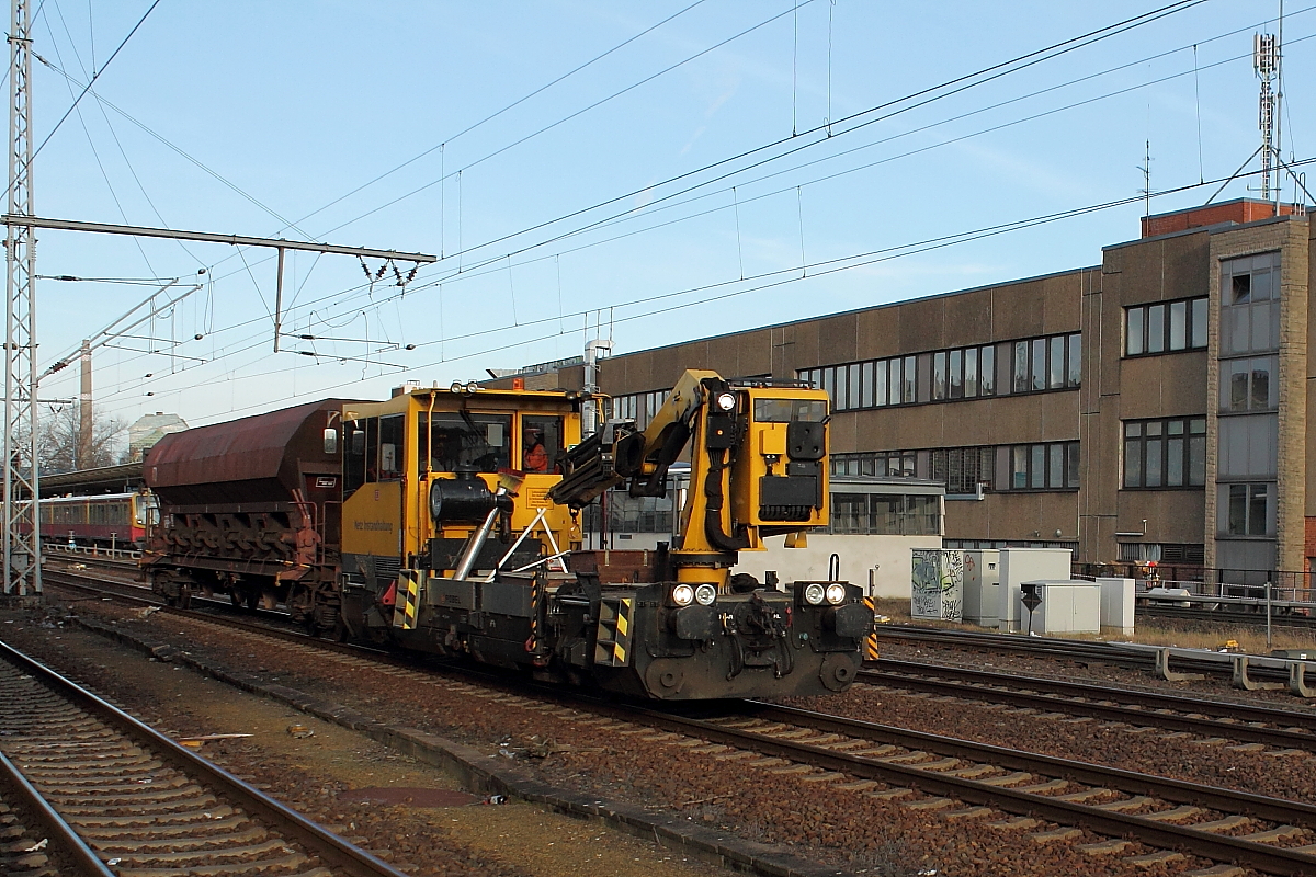 Ein BAMOWAG 54.22 (97 17 56 010 17-1) des Herstellers Robel der DB Netz AG rangiert am 03.03.2017 mit einem Schotterwagen im Bahnhof Berlin-Lichtenberg.