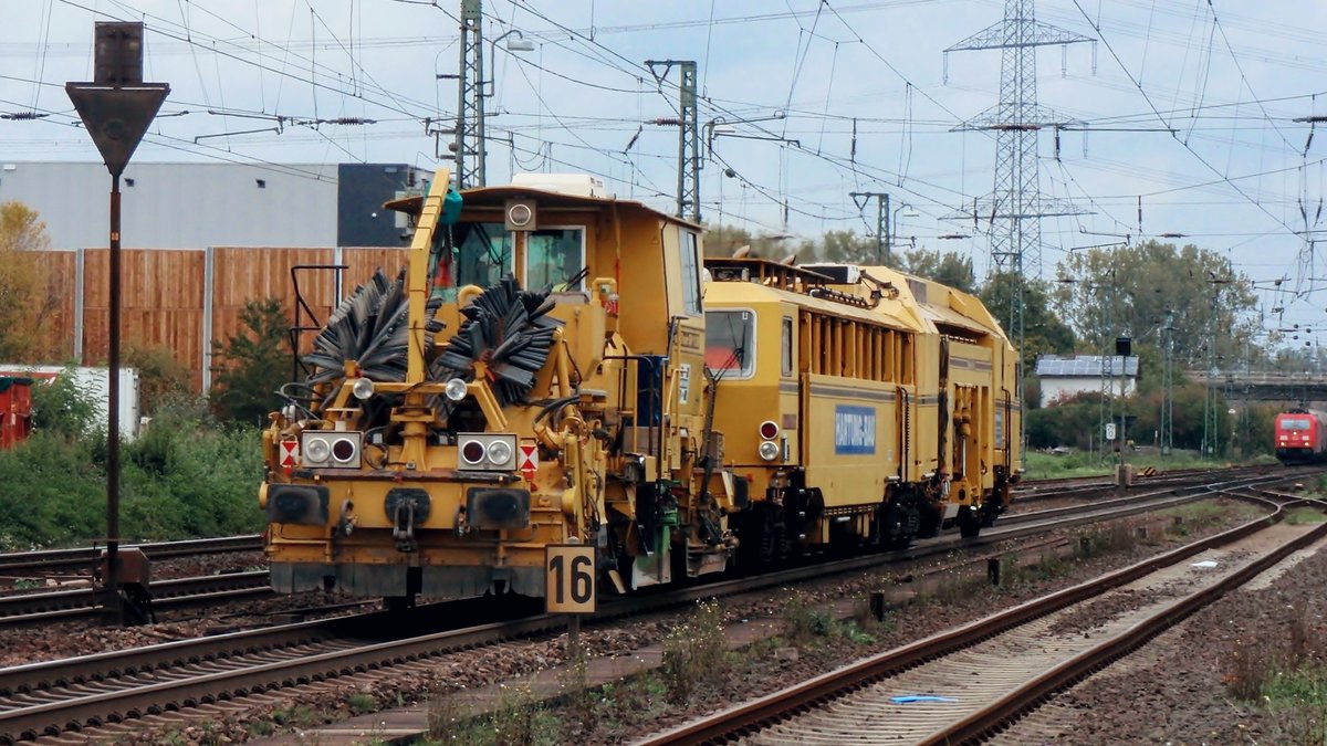 Ein Baufahrzeug fährt am 09.10.17 durch Biblis in Richtung Norden.