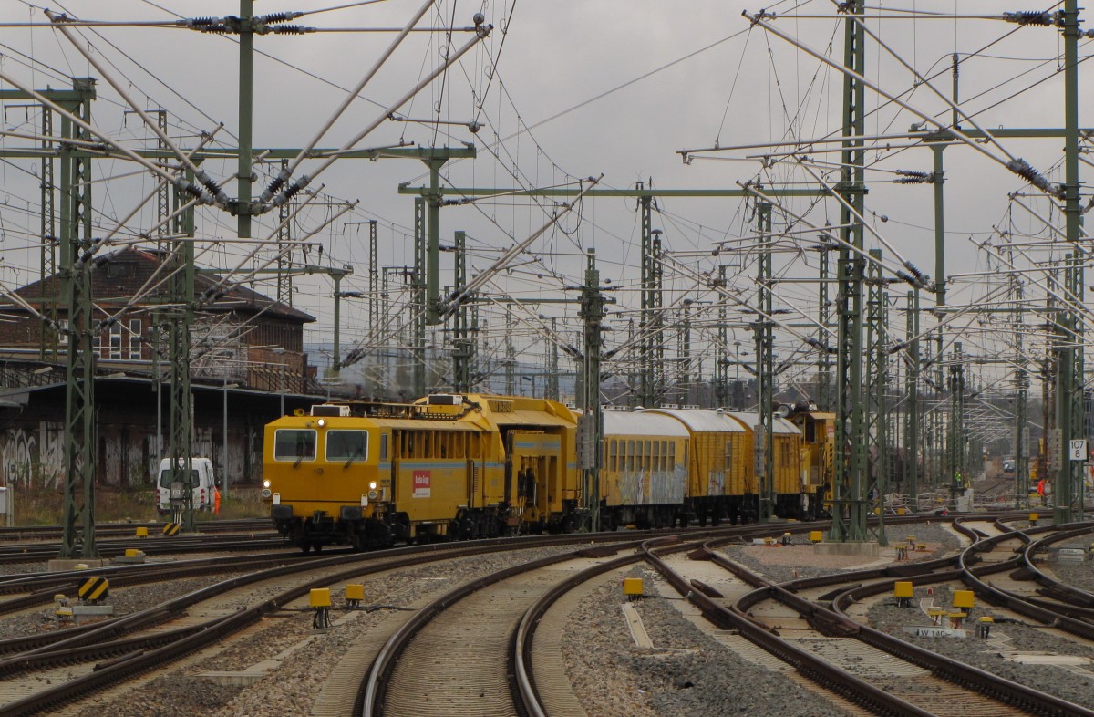 Ein Bauzug der DB Bahnbau Gruppe am 11.11.2013 bei der Einfahrt auf Gleis 4 in Erfurt Hbf.