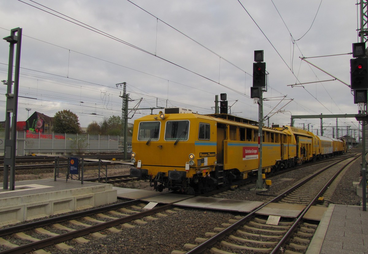 Ein Bauzug der DB Bahnbau Gruppe Bauzug, am 11.11.2013 in Erfurt Hbf.