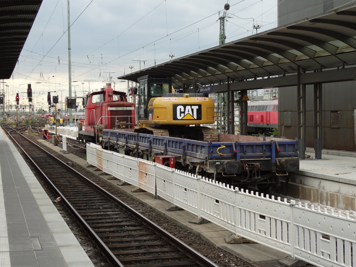 Ein Bauzug Flachwagen mit einen CAT Bagger am 06.05.14 in Frankfurt am Main Hbf
