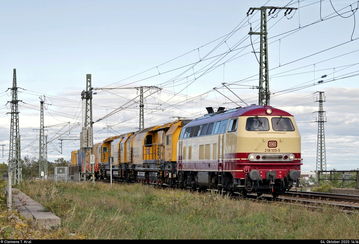 Ein Bauzug mit 218 105-5 konnte überraschend auf der Brücke über die Leipziger Chaussee (B 6) in Halle (Saale) aufgenommen werden. Eingereiht sind der Schienenschleifzug RR 16 MS-13 (99 85 9127 114-8 CH-SPENO) der Speno International SA sowie zwei Flachwagen mit Baucontainern.

Vermutlich ging die Fuhre nach Gera, wie ein Bild von Mario Ulbricht am selben Tag zeigt:
https://www.bahnbilder.de/bild/Deutschland~Unternehmen~NeSa+-+Neckar-Schwarzwald-Alb+mbH/1227733/nesa-218-105-5--9280-1218.html

Viele Grüße auch an das Lokpersonal!

🧰 Eisenbahn-Betriebsgesellschaft Neckar-Schwarzwald-Alb mbH (NeSA)
🕓 4.10.2020 | 14:16 Uhr