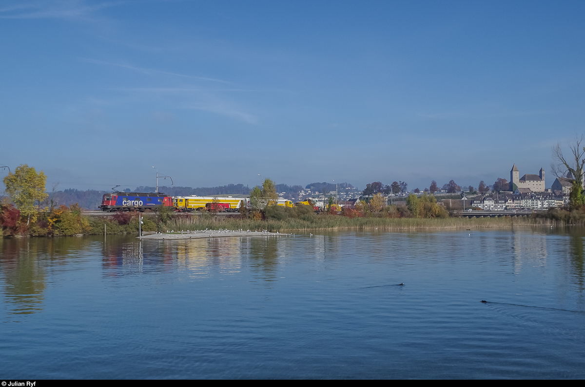 Ein Bauzug mit Re 6/6 fährt am 1. November 2016 über den Seedamm von Rapperswil in Richtung Pfäffikon SZ. Im Hintergrund ist Schloss Rapperswil zu erkennen.