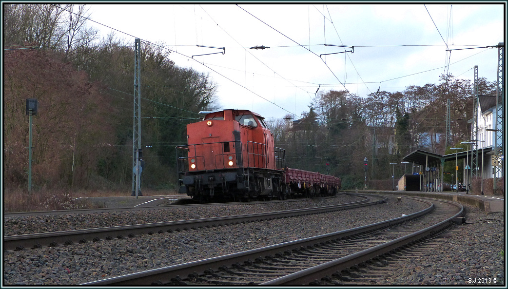 Ein Bauzug rattert am 23.Dezember 2013 durch den Bahnhof in Eschweiler (Rhl).
Ein frohes Weihnachtsfest wünscht.