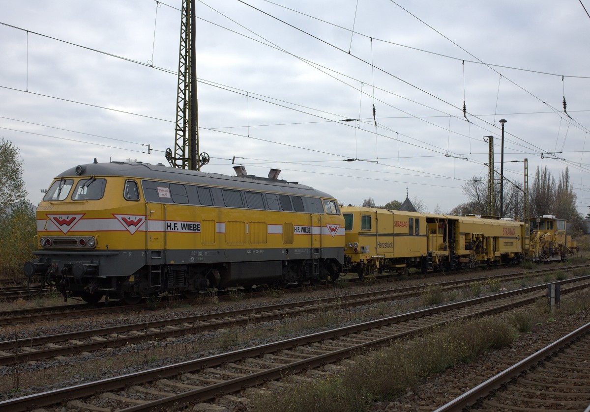 Ein Bauzug wartet in Coswig (Sachsen) auf neue Aufgaben. 11.11.2013 13:48 Uhr