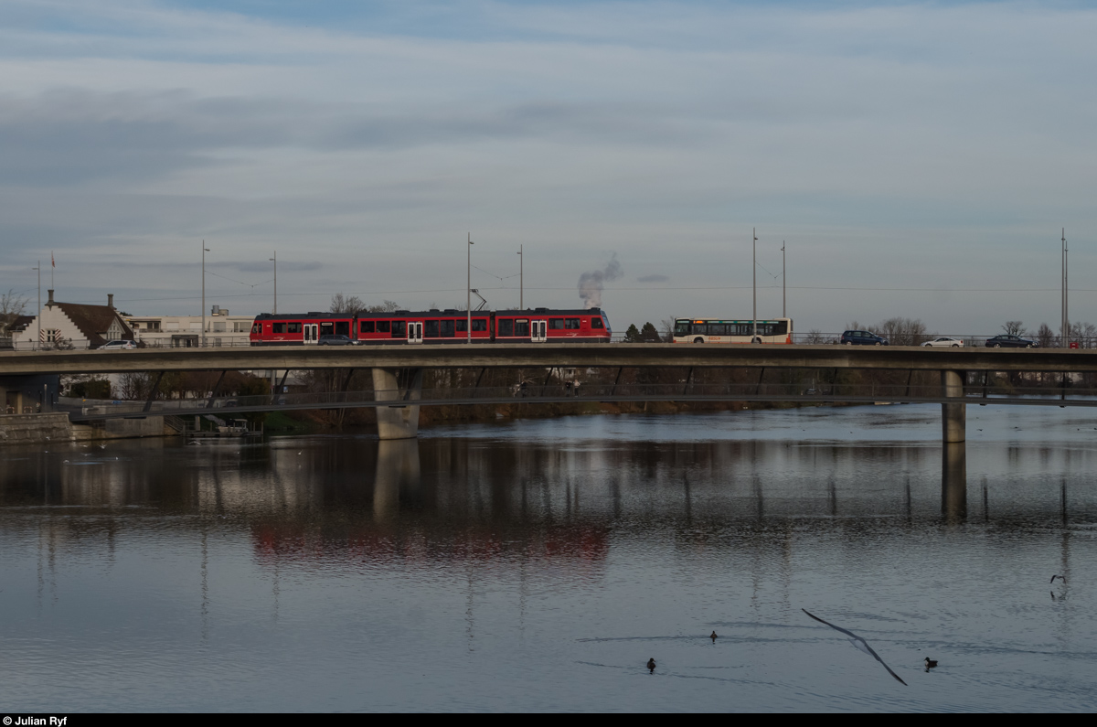 Ein Be 4/8 STAR der ASm kreuzt auf der Rötibrücke über die Aare in Solothurn einen Bus der BSU.
14.11.2015