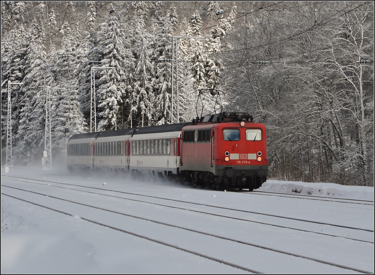 Ein bedarfsgerechter Gäubahn-IC im Anmarsch auf Hattingen. Januar 2015.