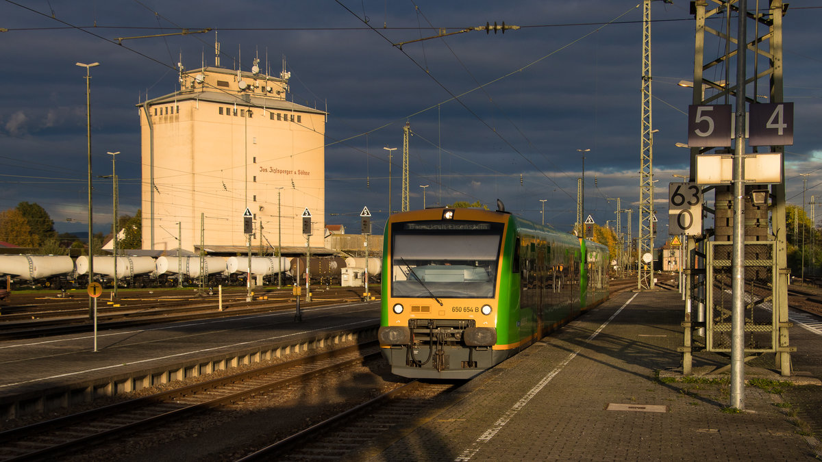 Ein beeindruckendes Wetter zog die Waldbahn 650 654 B hinter sich her bei der Einfahrt in den Bahnhof Plattling am 3. Oktober 2017. 
