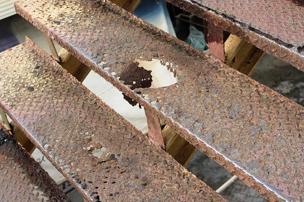 Ein Beispiel, warum die Thais meist direkt über die Gleise gehen und unsere Sicherheitsbestimmungen genau das Gegenteil sind, ist der  in Betrieb befindliche  Fußgeherübergang im Bahnhof Surat Thani. Bild vom 20.Mai 2016.