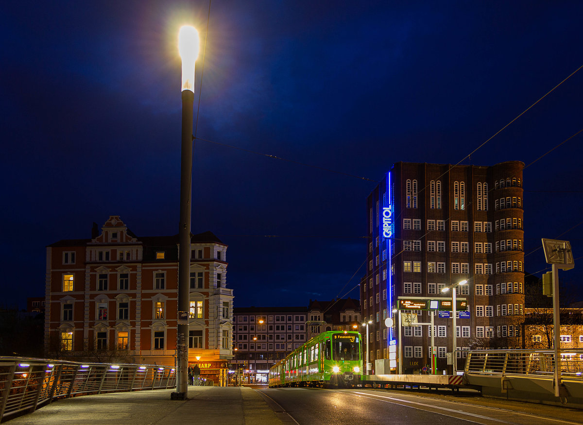Ein bekanntes Fotomotiv in Hannover ist die Haltestelle Schwarzer Bär der Linien 9 und 17 im Stadtteil Linden-Mitte. Hier konnte ich am 17.4.2021 die Traktion aus den beiden TW6000 6251 und 6213 ablichten.