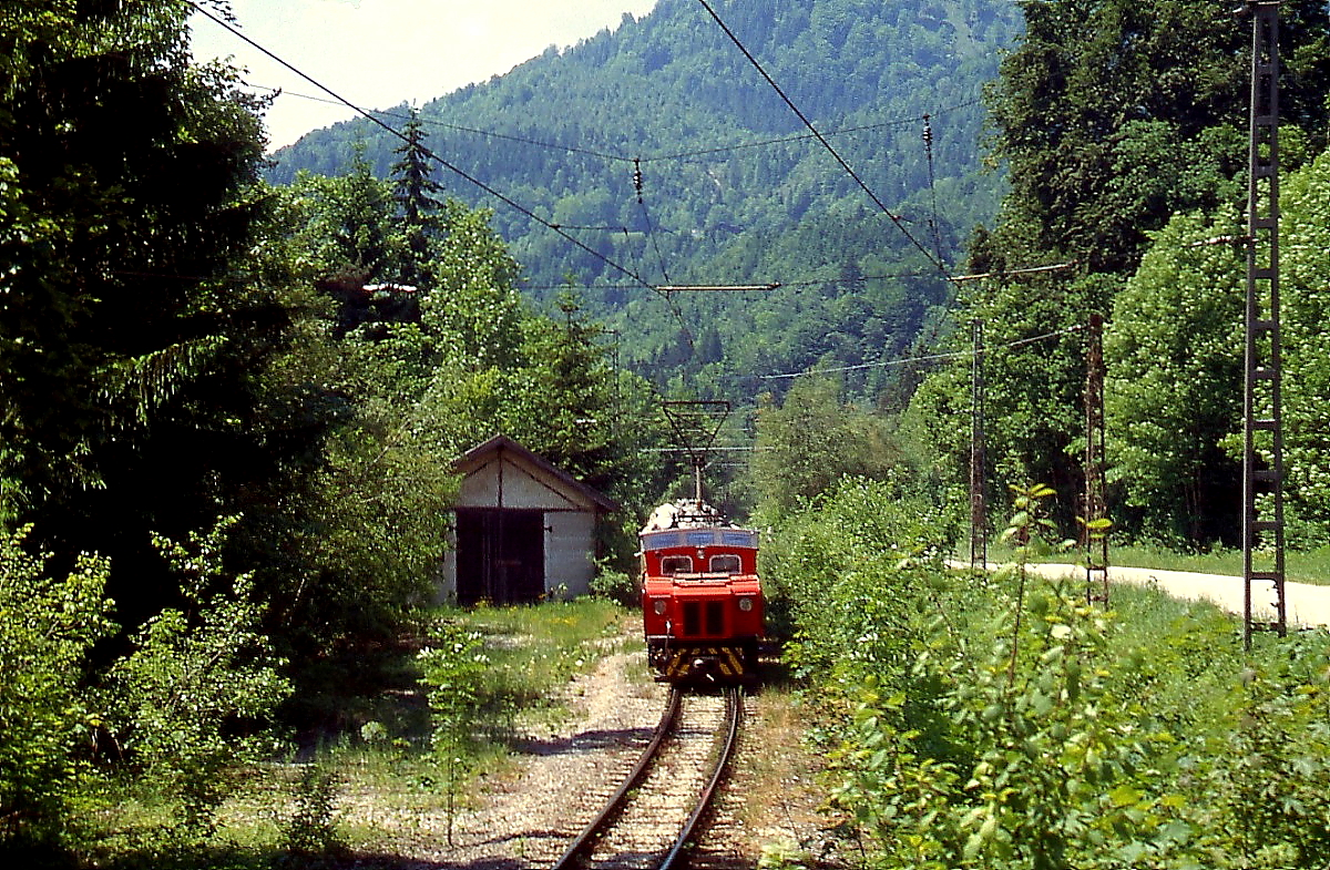 Ein beladener Zementzug hat kurz zuvor die Verladeanlage des Steinbruchs verlassen und sich auf den Weg zum Kiefersfeldener Zementwerk gemacht (Juni 1999)