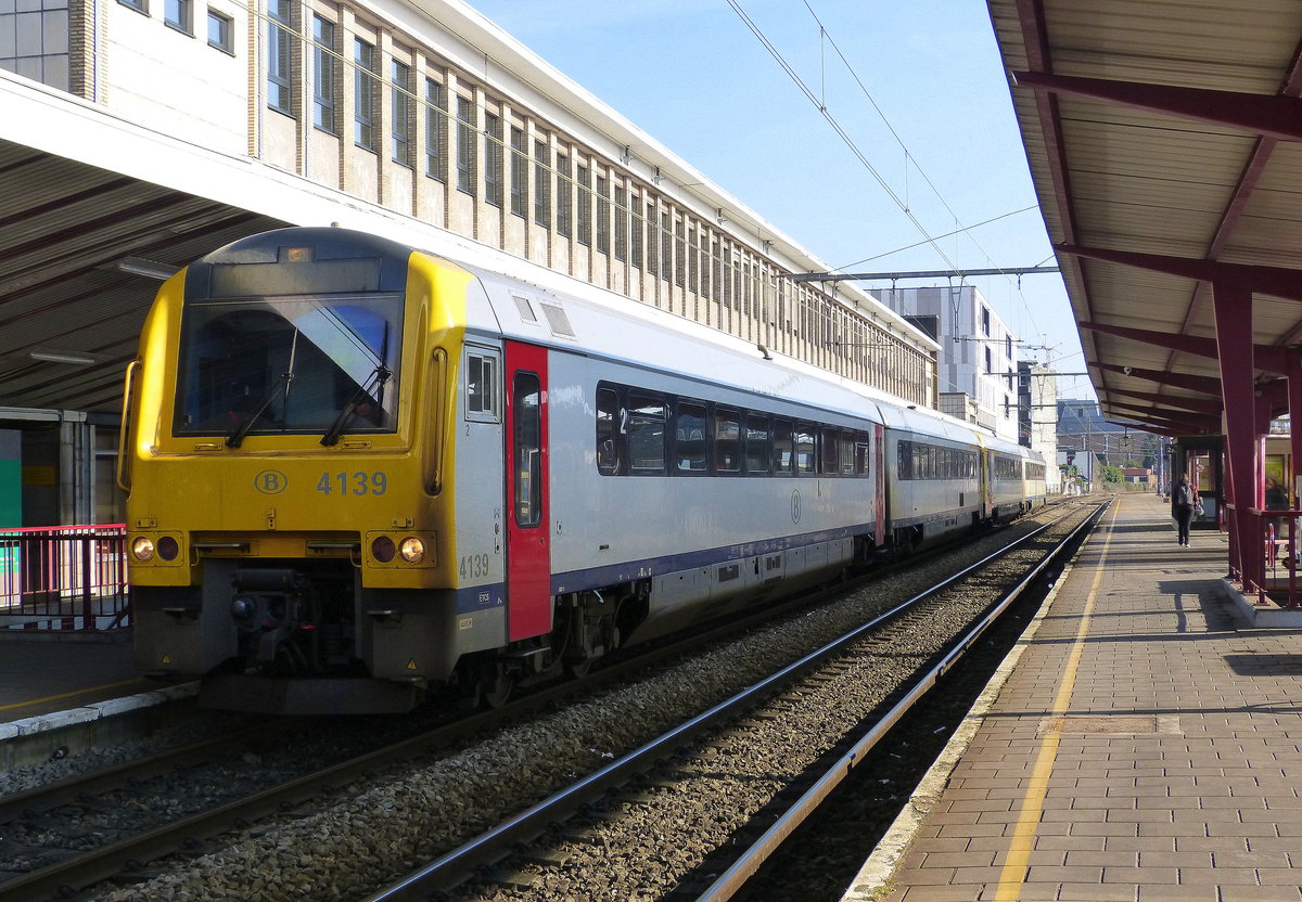 Ein Belgiescher Dieseltriebzug 4139 von Hasselt(B) nach Mol(B) steht in Hasselt(B). Aufgenommen am Bahnhof von Hasselt(B). 
Bei Sonnenschein am Kalten Nachmittag vom 18.2.2018.