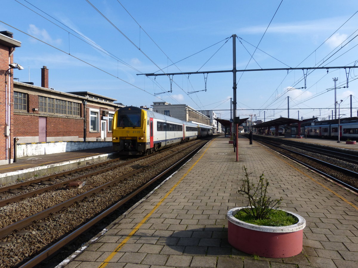 Ein Belgiescher Dieseltriebzug 4139 von Hasselt(B) nach Mol(B)  verlässt den Bahnhof von Hasselt(B) und fährt in Richtung Zonhoven(B).
Aufgenommen am Bahnhof von Hasselt(B). 
Bei Sonnenschein am Kalten Nachmittag vom 18.2.2018.
