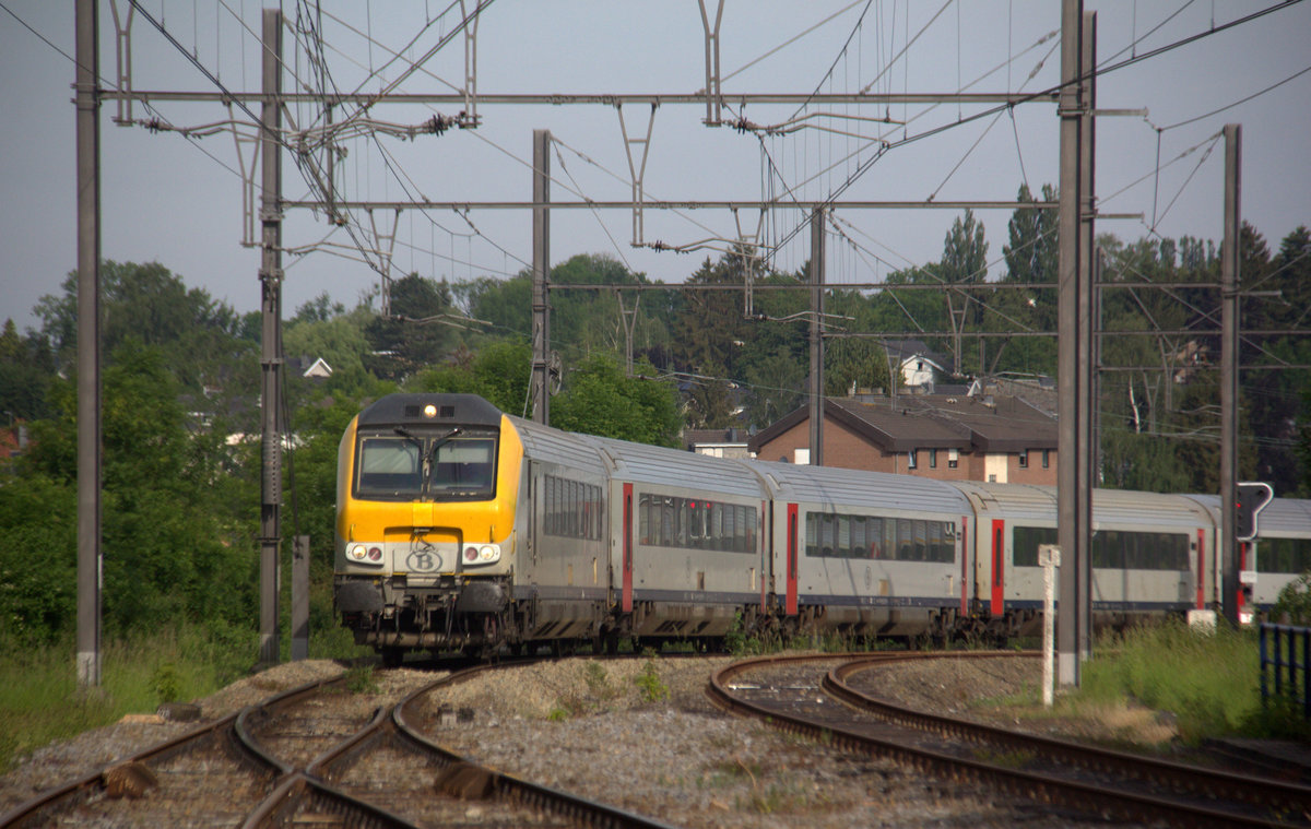 Ein Belgischer  IC kommt aus Oostende(B) nach Eupen(B) und fährt in den Bahnhof von Eupen ein.
Aufgenommen von Bahnsteig in Eupen(B).
Bei Sommerwetter am Morgen vom 26.5.2018.