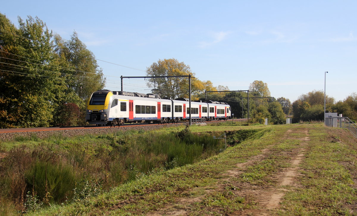 Ein Belgischer Triebzug 08054 kommt aus Hasselt(B) nach Antwerpen(B) und fährt durch Lummen-Linkhout(B) in Richtung Antwerpen(B). 
Aufgenommen in Lummen-Linkhout(B). 
Bei schönem Herbstwetter am Mittag vom 13.10.2018. 