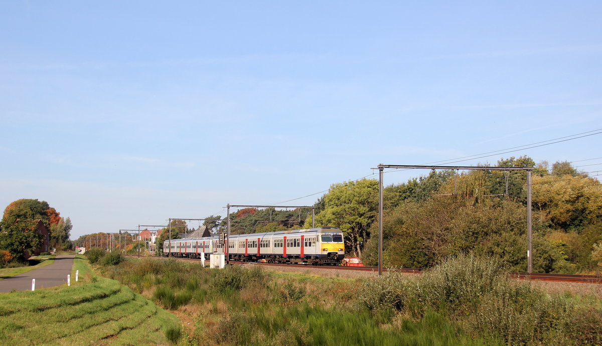 Ein Belgischer Triebzug 341 kommt aus Richtung Antwerpen(B) und fährt durch Lummen-Linkhout(B) in Richtung Hasselt(B).
Aufgenommen in Lummen-Linkhout(B).
Bei schönem Herbstwetter am Vormittag vom 13.10.2018.
