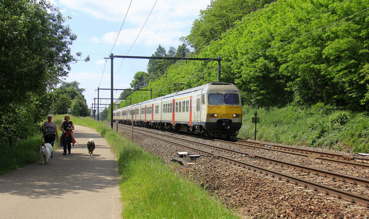 Ein Belgischer Triebzug 401 von der SNCB und fährt durch Testelt(B) in Richtung Hasselt(B). Aufgenommen von der Wijngaardstraat in Testelt(B). 
Bei Sommerwetter am 1.6.2019.