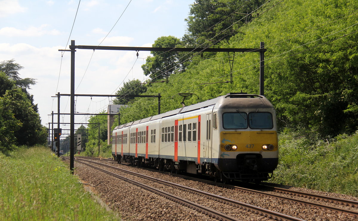 Ein Belgischer Triebzug 437 von der SNCB und fährt durch Testelt(B) in Richtung Hasselt(B). Aufgenommen von der Wijngaardstraat in Testelt(B). 
Bei Sommerwetter am 1.6.2019. 