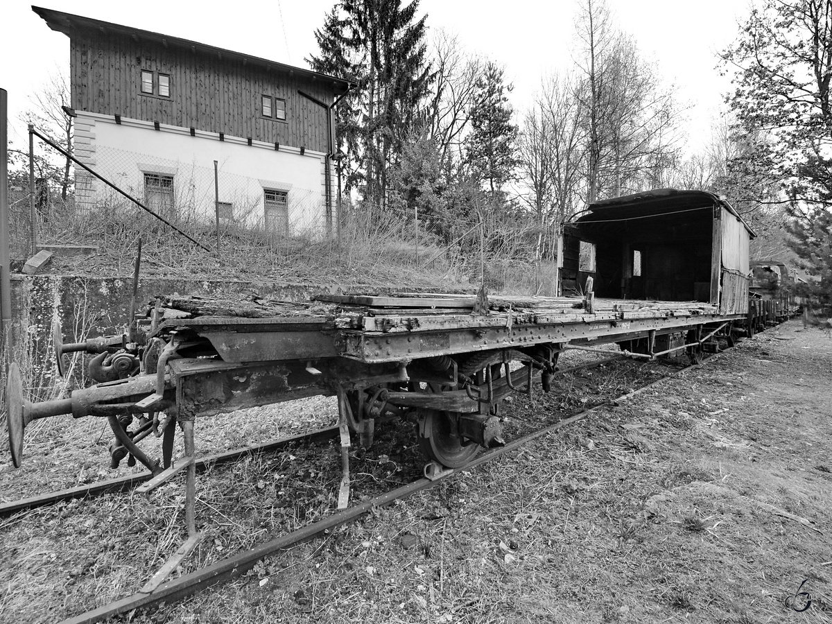 Ein bemitleidenswerter Wagen am hinteren Ende der  Resterampe  im Eisenbahnmuseum Lužná u Rakovníka. (April 2018)