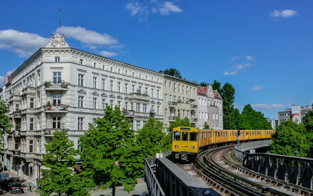Ein Berliner U-Bahn-Zug der BVG-Baureihe A3 (Serie A3L92) erreicht auf der Linie U1 von Warschauer Straße kommend soeben die Station Schlesisches Tor auf der Fahrt nach Uhlandstraße. (03.05.2014)