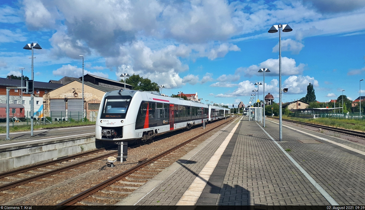 Ein besonders großes Platzangebot bietet diese außerplanmäßige Dreifachtraktion mit 1648 404-9, 1648 905-5 und einem weiteren Alstom Coradia LINT 41, die im Startbahnhof Aschersleben auf Gleis 3 bereitstehen.

🧰 Abellio Rail Mitteldeutschland GmbH
🚝 RB 80398 (RB41) Aschersleben–Magdeburg Hbf
🕓 2.8.2021 | 9:39 Uhr

(Smartphone-Aufnahme)