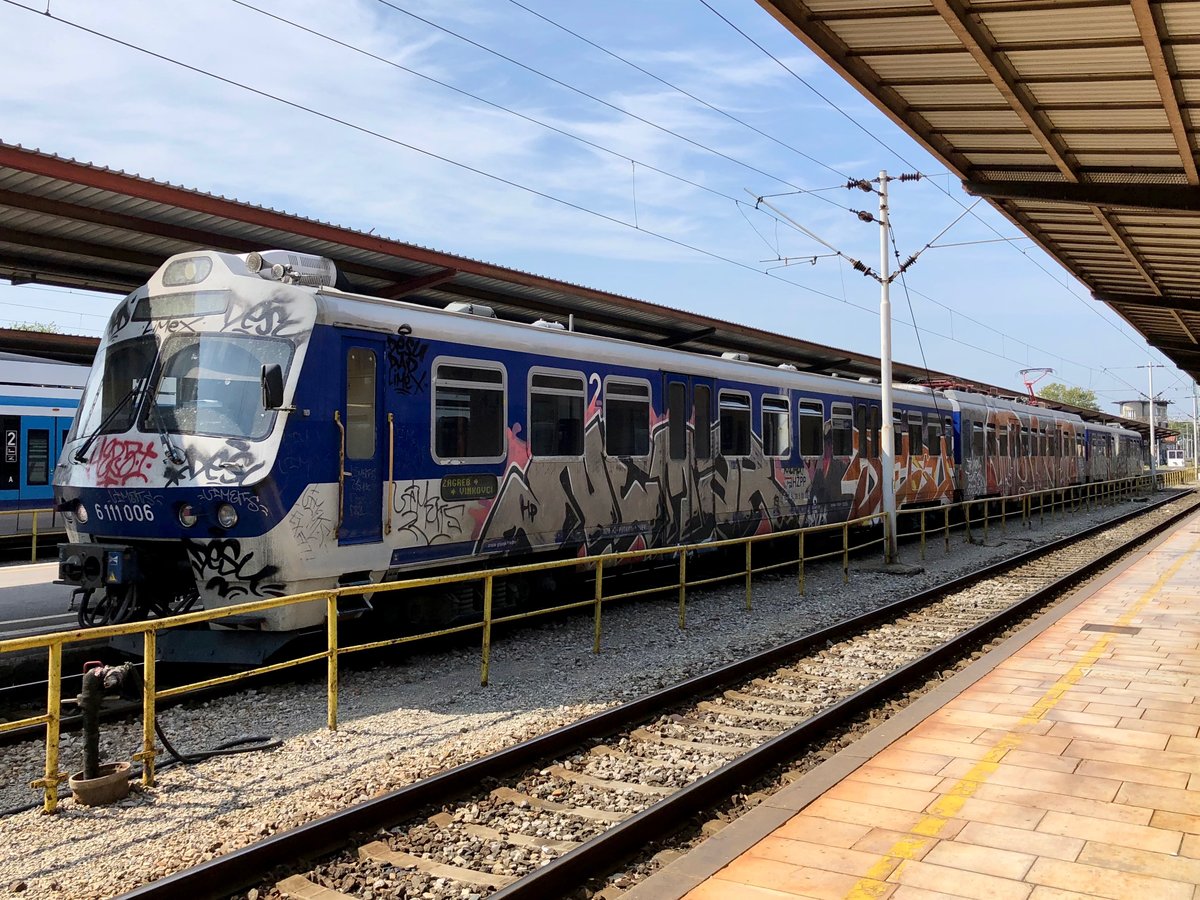 Ein besprühter Regionalzug steht am 30.08.2019 abgestellt im Hauptbahnhof von Zagreb, Glavni Kolodvor.