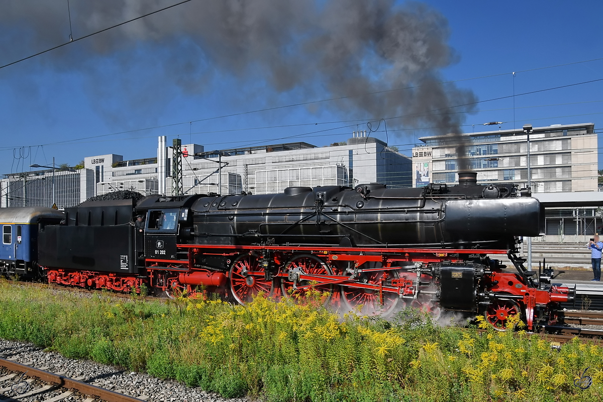 Ein Besucher des Stuttgarter Hauptbahnhofes nutzte Mitte September 2019 die Chance für ein Handyvideo der Dampflokomotive 01 202.