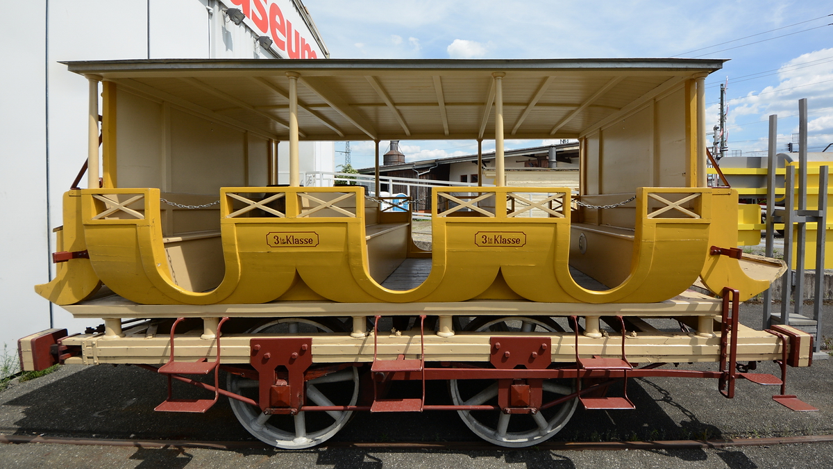Ein betriebsfähiger Nachbau eines Personenwagens der III. Klasse aus den Anfangsjahren der Eisenbahn. (Verkehrsmuseum Nürnberg, Juni 2019)