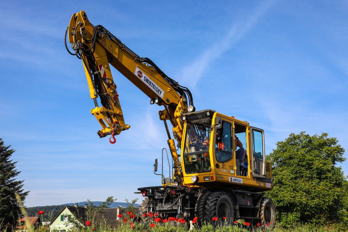 Ein Bett im Mohnfeld ,.... 

Gleisbagger im Bahnhof Frauental Bad Gams am 23.05.2018