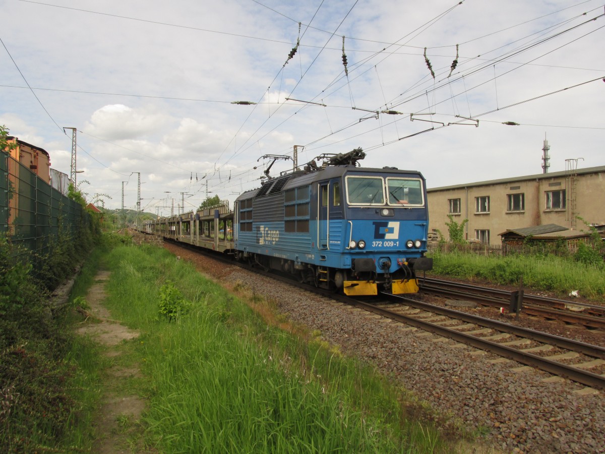 Ein BGL Autoleerzug mit der 372 012-9 der CD passiert Cossebaude in Richtung Dresden. Gesehen am 08.05.2015.