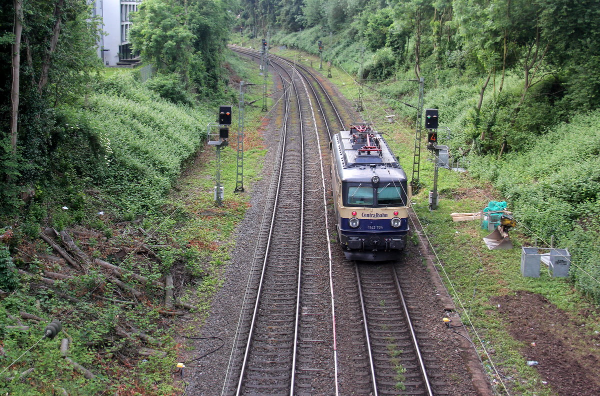 Ein Bilck auf die 1142 704 der Centralbahn und kamm als Lokzug aus Mönchengladbach-Hbf nach Aachen-Hbf und kamm aus Richtung Rheydt,Wickrath,Beckrath,Herrath,Erkelenz,Baal,Hückelhoven-Baal,Brachelen,,Lindern,Süggerath,Geilenkirchen,Frelenberg,Zweibrüggen,Übach-Palenberg,Rimburg,Finkenrath,Hofstadt,Herzogenrath, Kohlscheid,Richterich,Laurensberg,Aachen-West und fuhr durch Aachen-Schanz in Richtung Aachen-Hbf. 
Aufgenommen von der Brücke in Aachen-Schanz. 
Am Morgen vom 5.6.2019.
