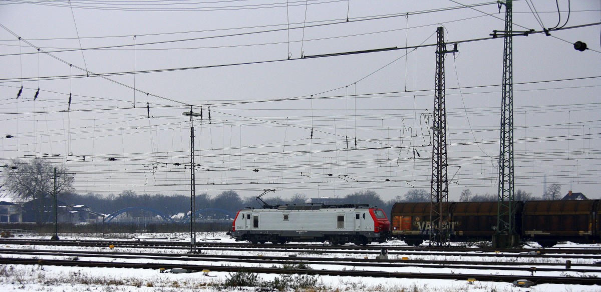 Ein Bilck auf die CB Rail/Prima E37 518 fährt mit einem langen gemischten Güterzug aus Richtung Essen und fährt durch Duisburg-Hbf in Richtung Düsseldorf bei Winterwetter im Schnee am Kalten Mittag vom 25.1.2015.