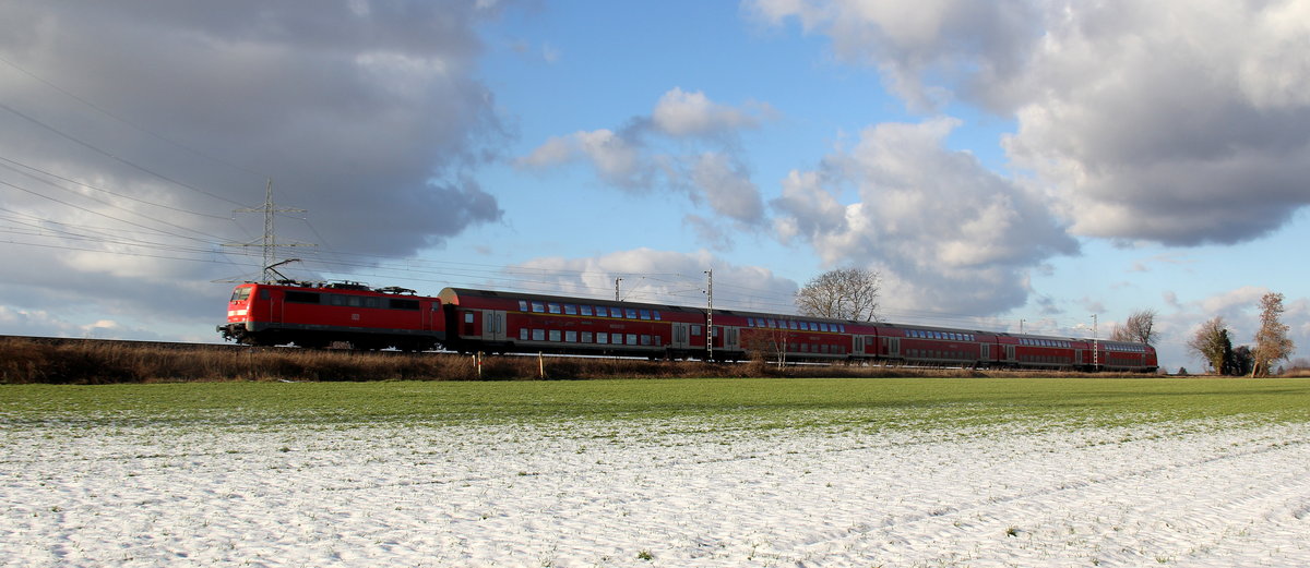 Ein Bilck auf den RE4 von Aachen-Hbf nach Dortmund-Hbf unterwegs ist zwischen Kohlscheid und Richterich. Aufgenommen zwischen Aachen und Kohlscheid in Uersfeld,Richterich. 
Bei Schnee und Sonnenschein am Kalten Nachmittag vom 3.2.2019.