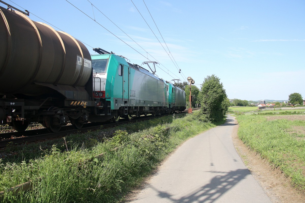 Ein Bilck auf zwei Cobra 2823 und 2826 sie kommen die Gemmenicher-Rampe hinunter nach Aachen-West mit einem Kesselzug aus Antwerpen-Petrol(B) nach Stuttgart-Hafen(D).
Aufgenommen an der Montzenroute am Gemmenicher-Weg. 
Bei schönem Frühlingswetter am Nachmittag vom 13.5.2015.