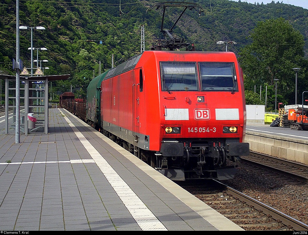 Ein Bild aus meiner Anfangszeit zeigt 145 054-3 DB als gemischter Gz, die den Bahnhof Cochem(Mosel) in Richtung Trier auf Gleis 2 durchfährt. [Ende Juni 2016]