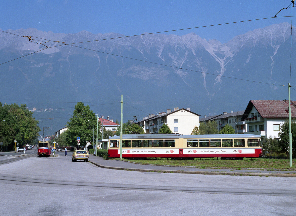 Ein Bild aus der Zeit als die Linie 3 noch eine Endschleife hatte in Amras. IVB 71 wartet an der Haltestelle, IVB 71 in der Endschleife. Innsbruck, 17.09.1990, 11.49u. Scanbild 95421, Kodak Ektacolor Gold.