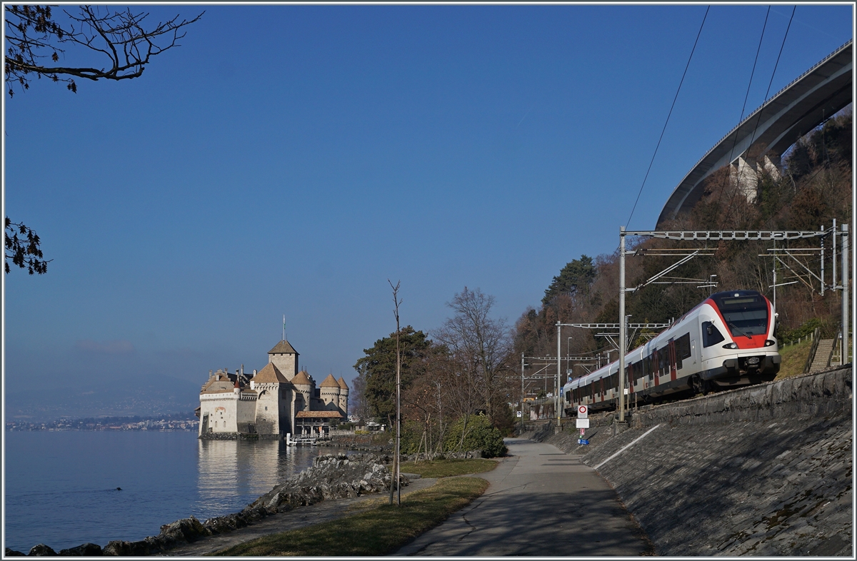 Ein Bild bei dem ich versucht habe, die Bahndominanz zugunsten des Château Chillon etwas zurückzunehmen, was durch den etwas tief angelegten Weg nur mit Triebwagenzügen im  Nachschuss gelingt. 

Der SBB RABe 523 028 ist beim Château de Chillon auf dem Weg in Richtung Lausanne. 

24. Januar 2022