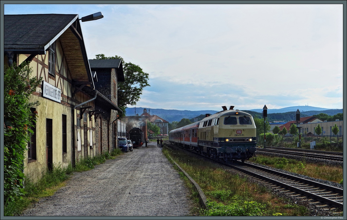 Ein Bild fast wie vor 20 Jahren: Mit dem Brocken im Hintergrund passiert 218 472-9 Power Rail am 03.06.2022 mit dem RE Goslar - Magdeburg das Bahnbetriebswerk der HSB, wo 99 7243-1 vor sich hindampft und erreicht Wernigerode Hbf.
