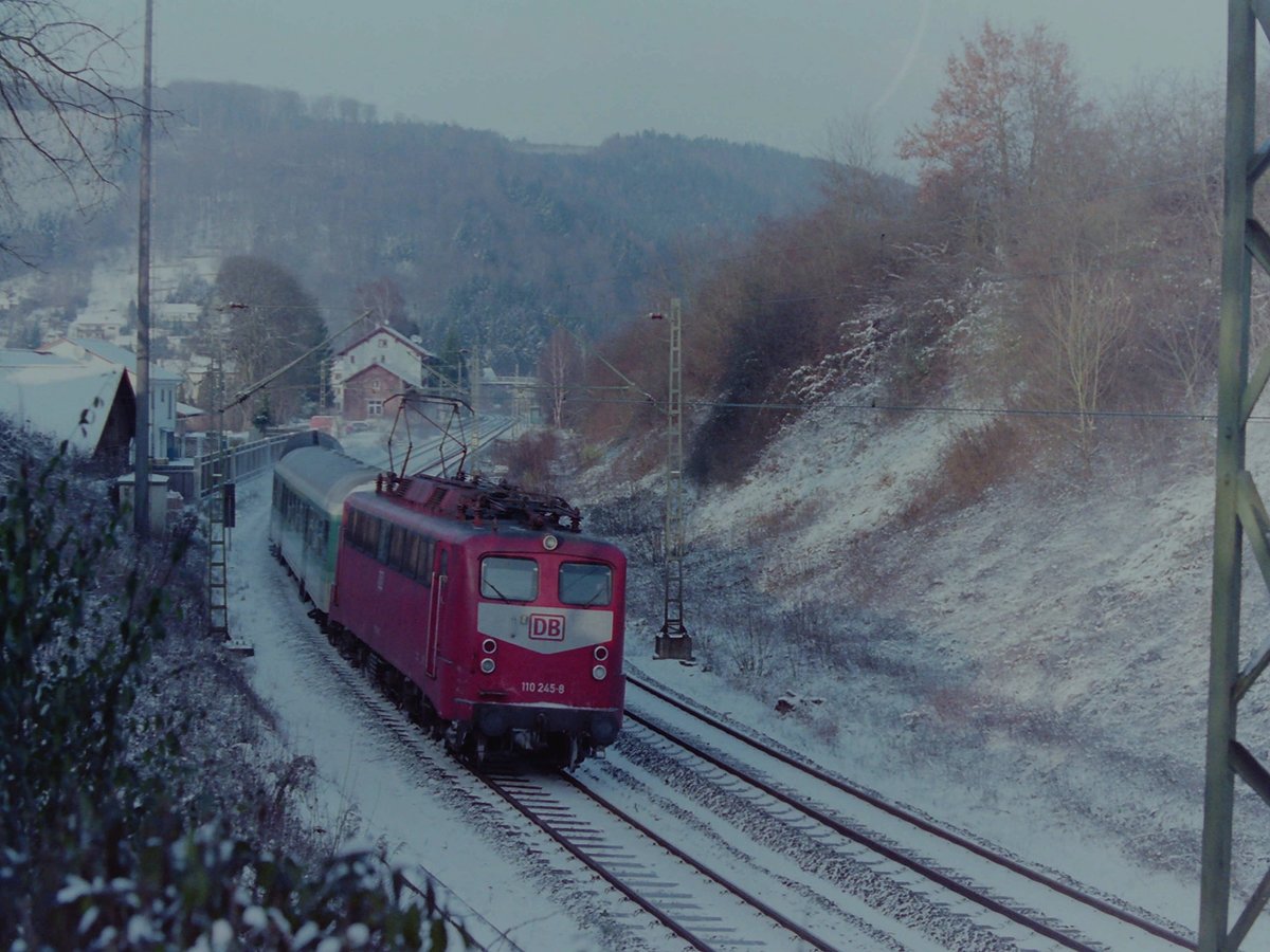 Ein Bild vom Heiligeabend 1996 zeigt die 110 245 mit einem Zug nach Heilbronn bei der Ausfahrt aus Neckargerach, gleich geht es entlang der Mageretenschlucht in den Binauer Tunnel.(Eigentum und Foto von Rudolf Pavel Neckargerach)