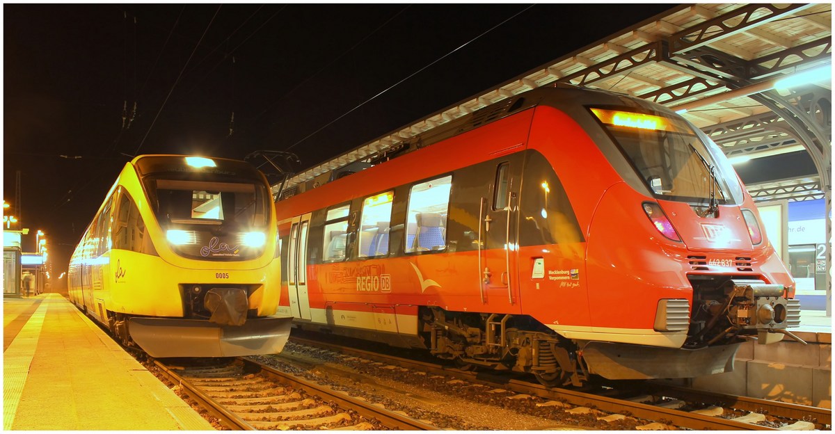 Ein Bild voller Talente! Ostseeland Verkehr GmbH VT 0005 95 80 0643 112-5  und 442 337 am 14.12.2013 in Bahnhof Güstrow