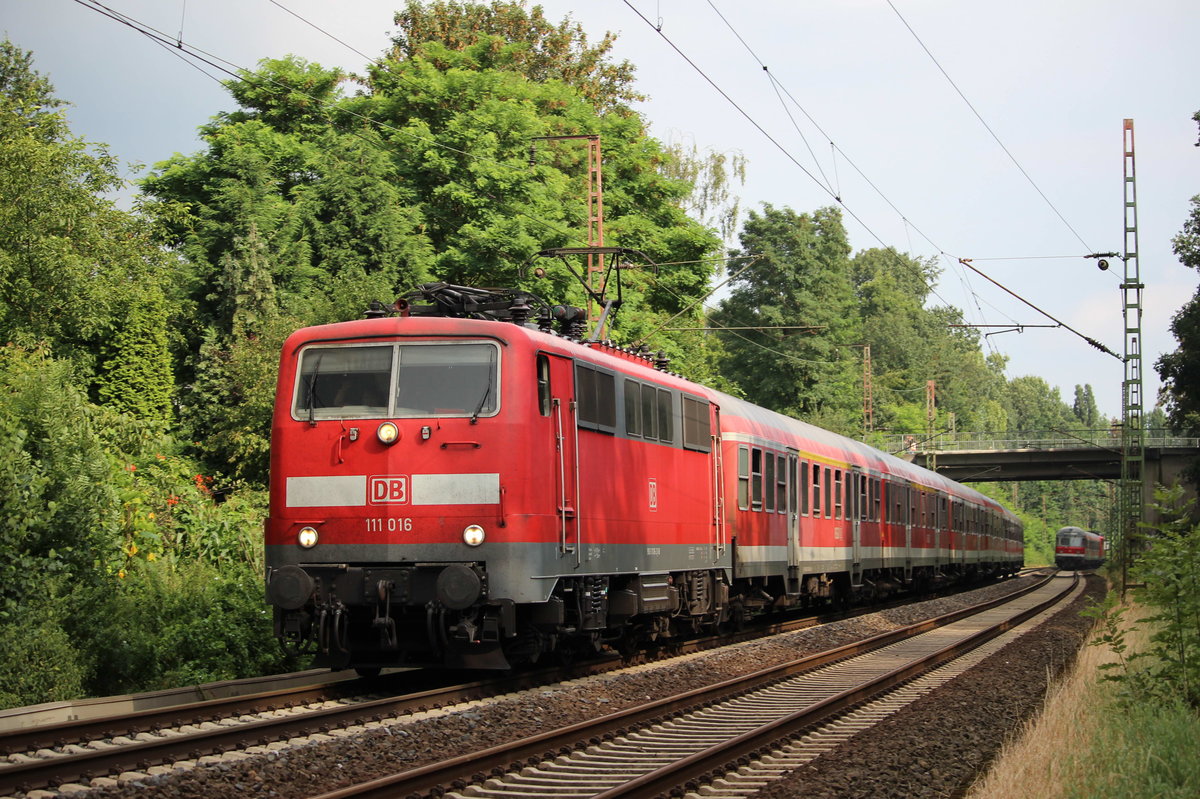 Ein Bild was so nicht mehr möglich sein wird in NRW, mittlerweile sind auf der RB35 Abellio Flirt³ im Einsatz. So zog 111 016 am 5.8.16 ihre RB35 nach Wesel