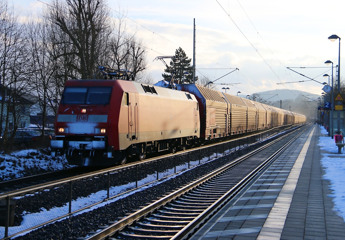 Ein Bild zum abkühlen bei den ungewöhnlich hohen Temperaturen Anfang September: 152 132 mit geschlossenen Autotransportwagen in Fahrtrichtung Norden. Aufgenommen in Wehretal-Reichensachsen am 03.02.2015.
