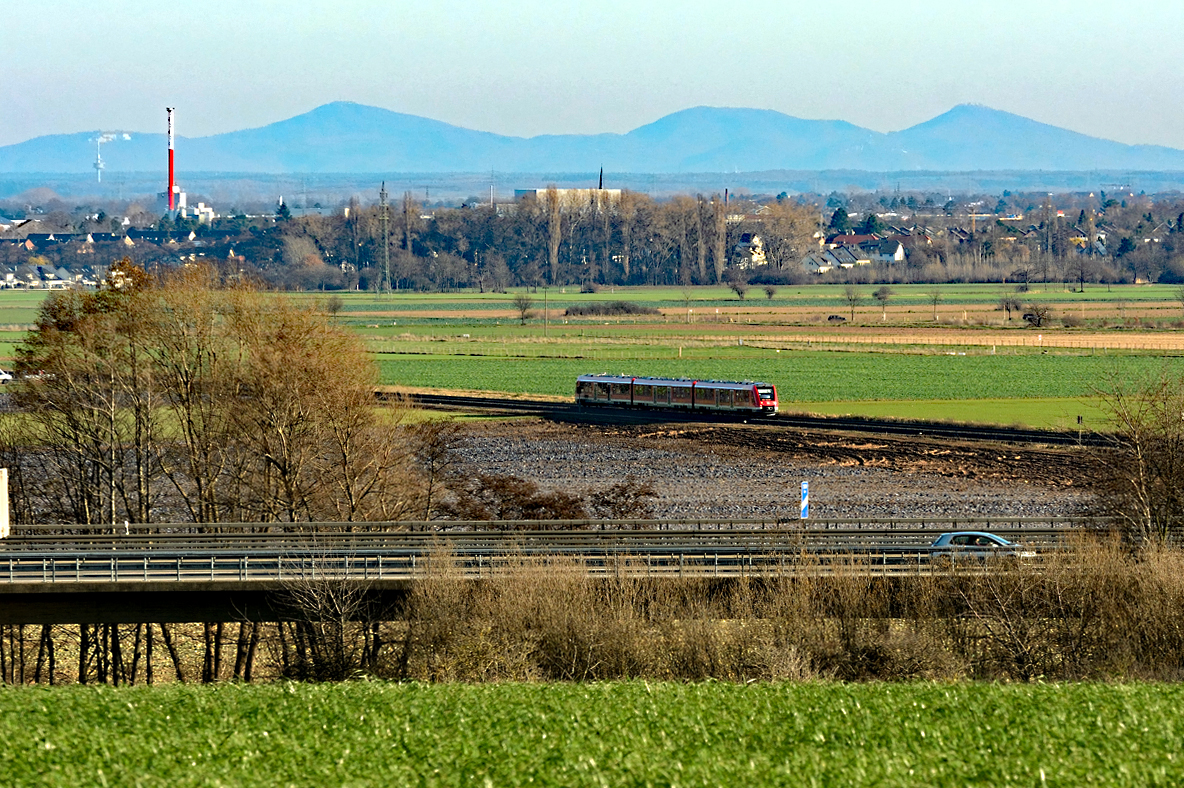Ein bißchen Bahn (BR 620) in weiter Landschaft. Vom Aufnahmepunkt die A1 in ca. 400 m, BR 620 in ca. 1 km, Euskirchen in ca. 3 km und das Siebengebirge am Horizont in ca. 33 km Entfernung - 08.12.2015